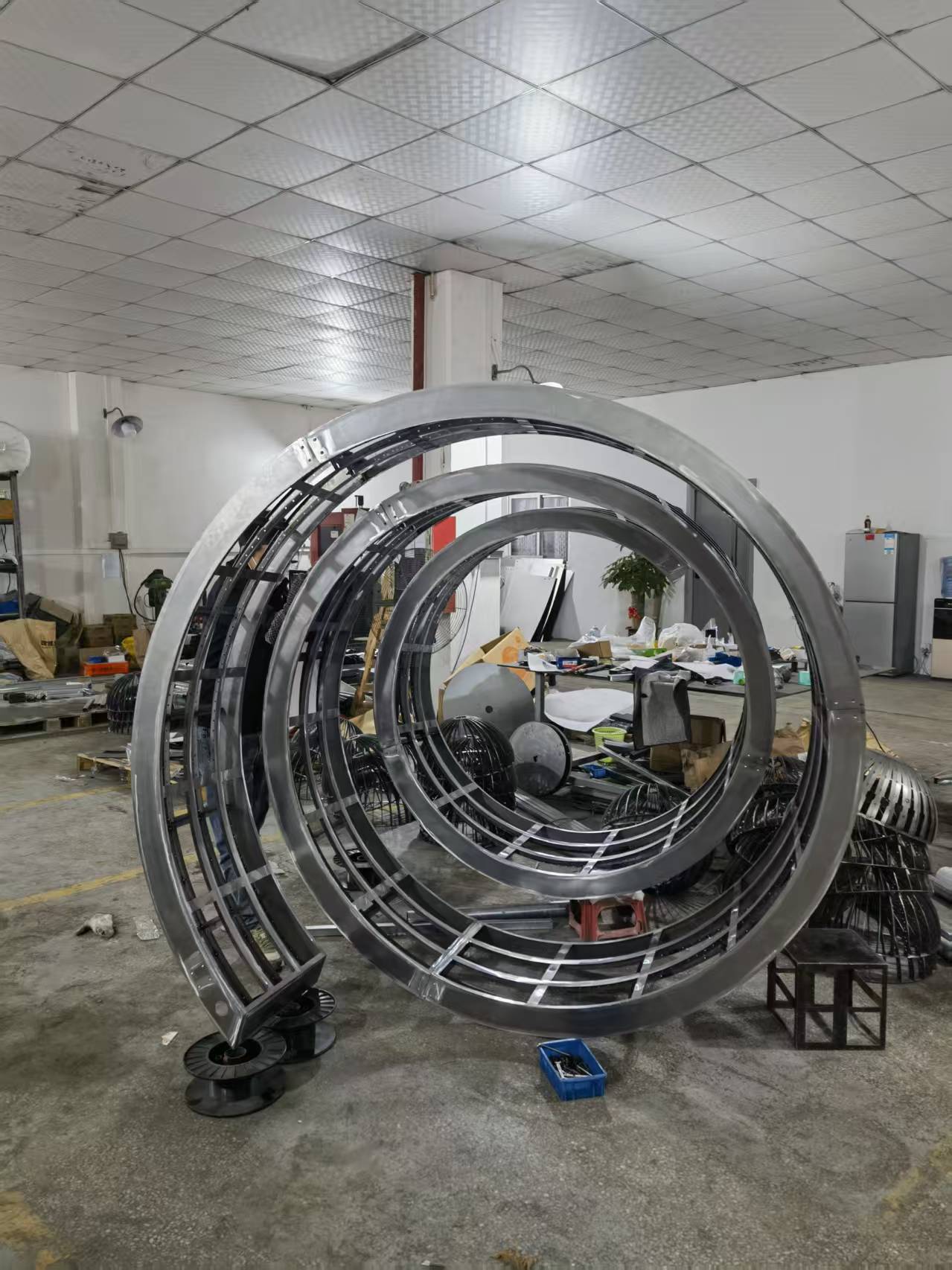 LED异形屏箱体组装现场，多个箱体拼接成大型显示屏，工人正在进行安装调试工作