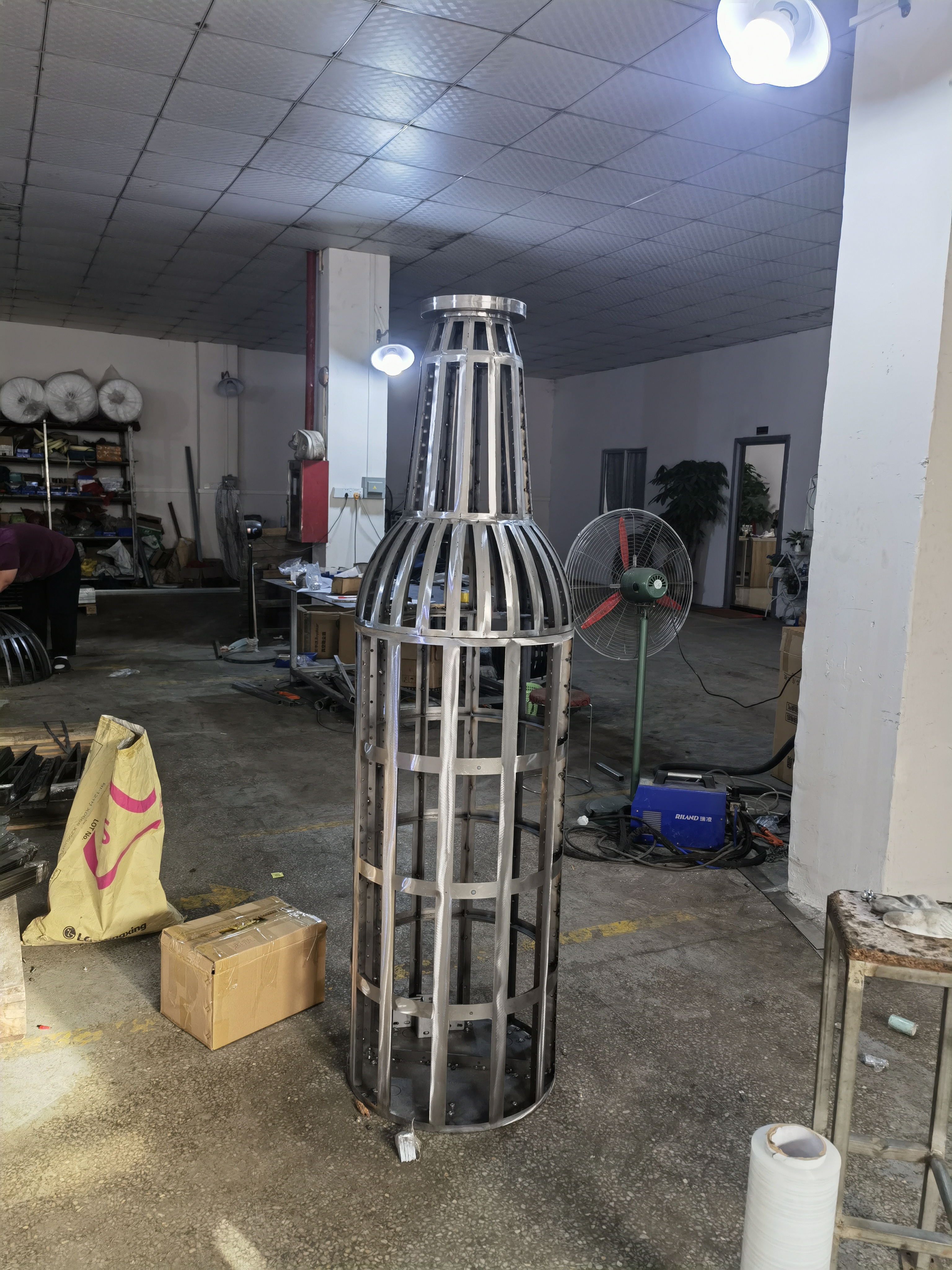 现代化生产车间全景，大型数控机床整齐排列，工人正在操作设备进行精密加工，宽敞明亮的工业厂房环境