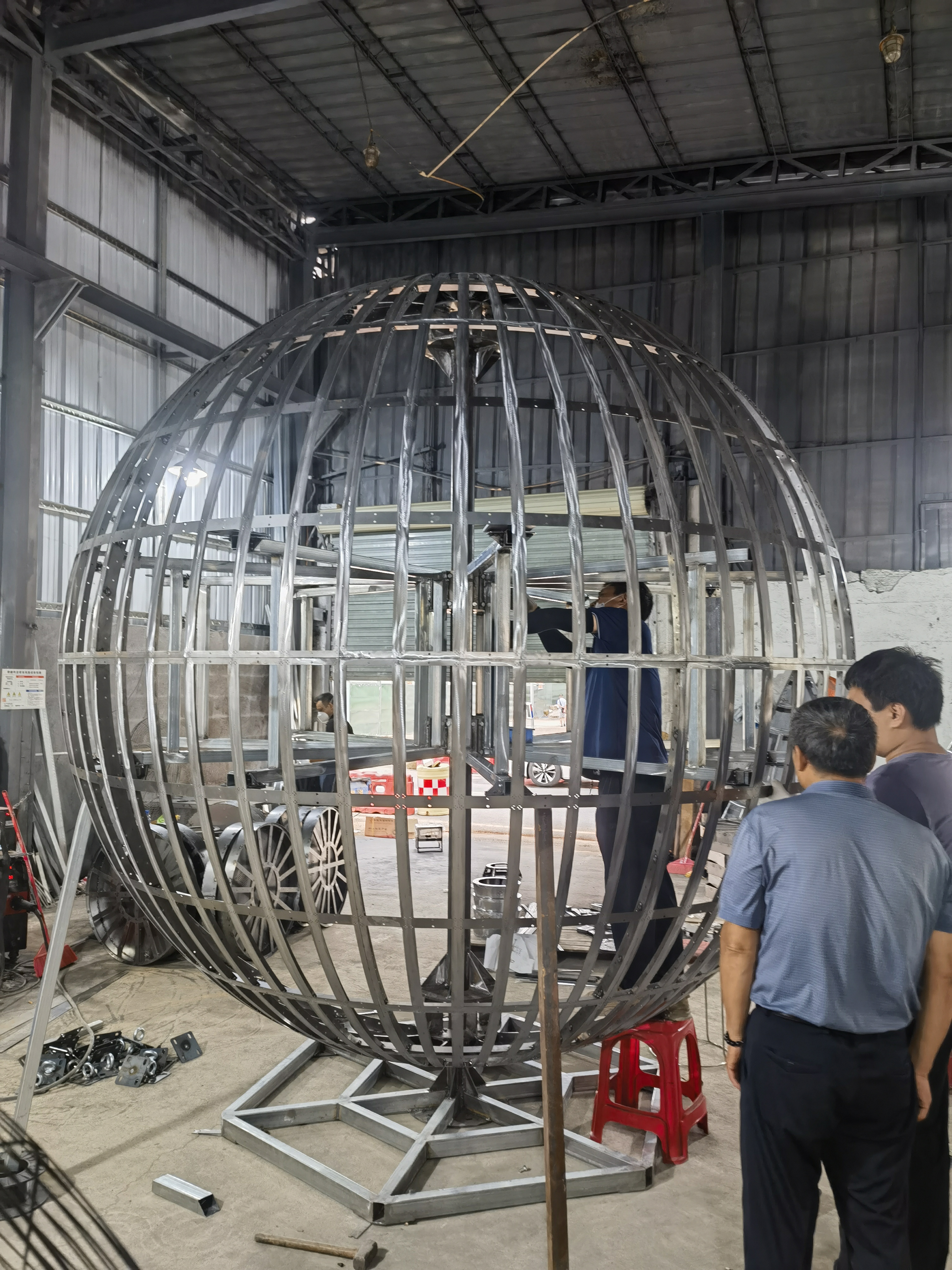 LED球形箱体产品展示，圆形设计，黑色外壳，表面平整光滑，金属质感明显，LED灯珠排列整齐