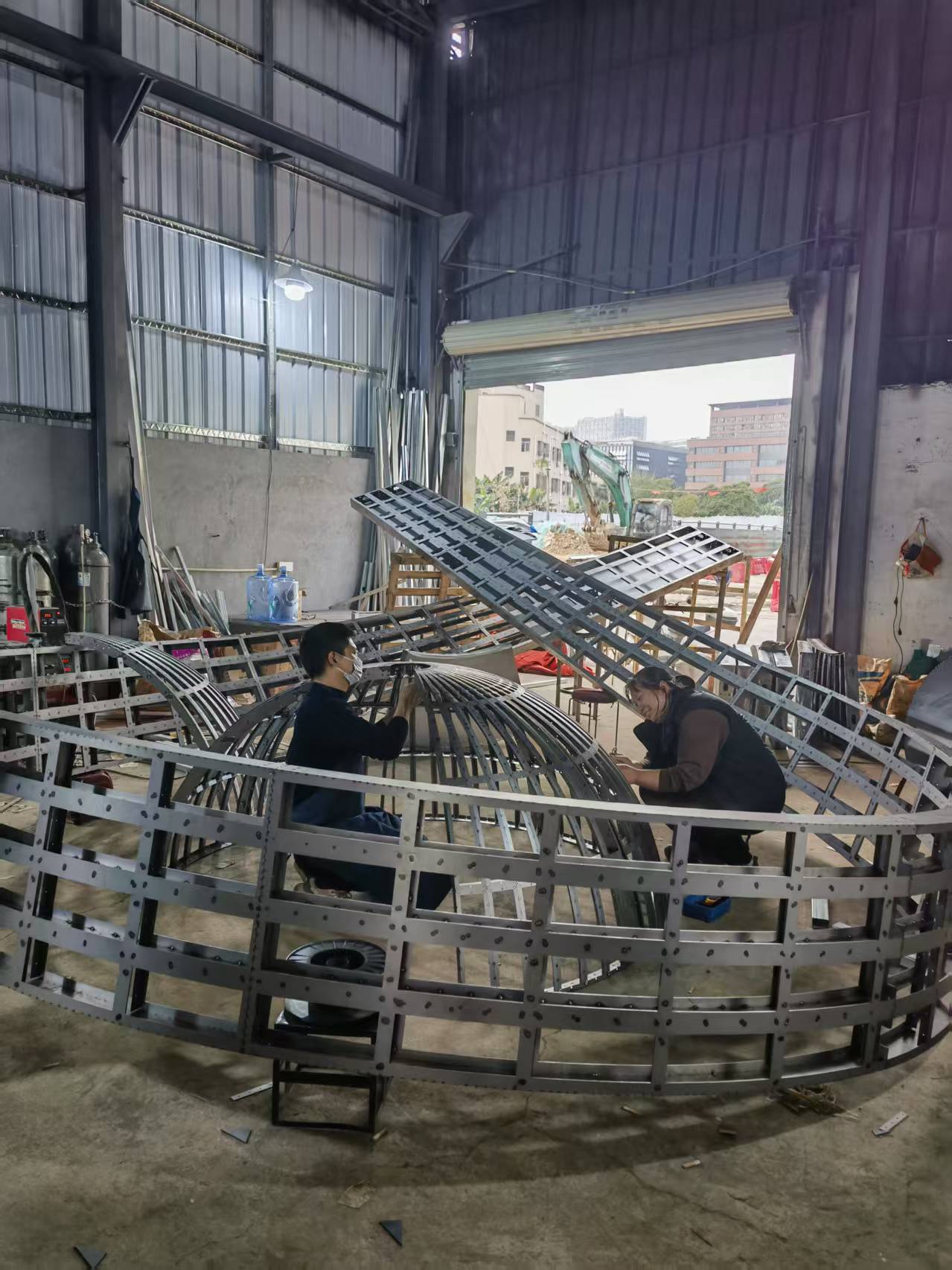 LED异形屏定制产品展示，不规则几何形状，黑色外壳，LED模块拼接紧密，结构稳固
