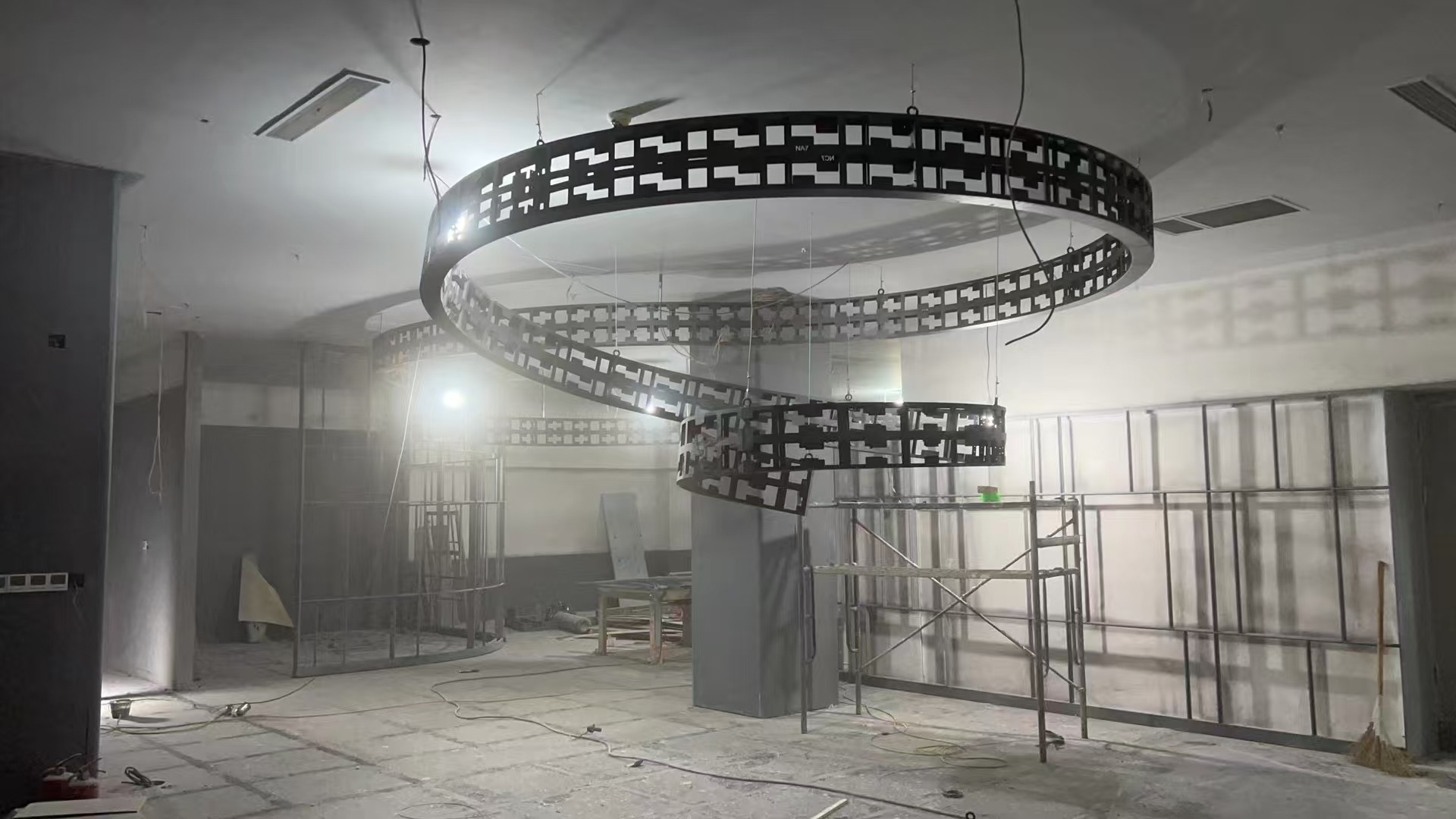 LED飘带箱体产品展示，流线型飘带形状，轻薄设计，LED灯带沿着边缘分布，整体呈现优雅曲线