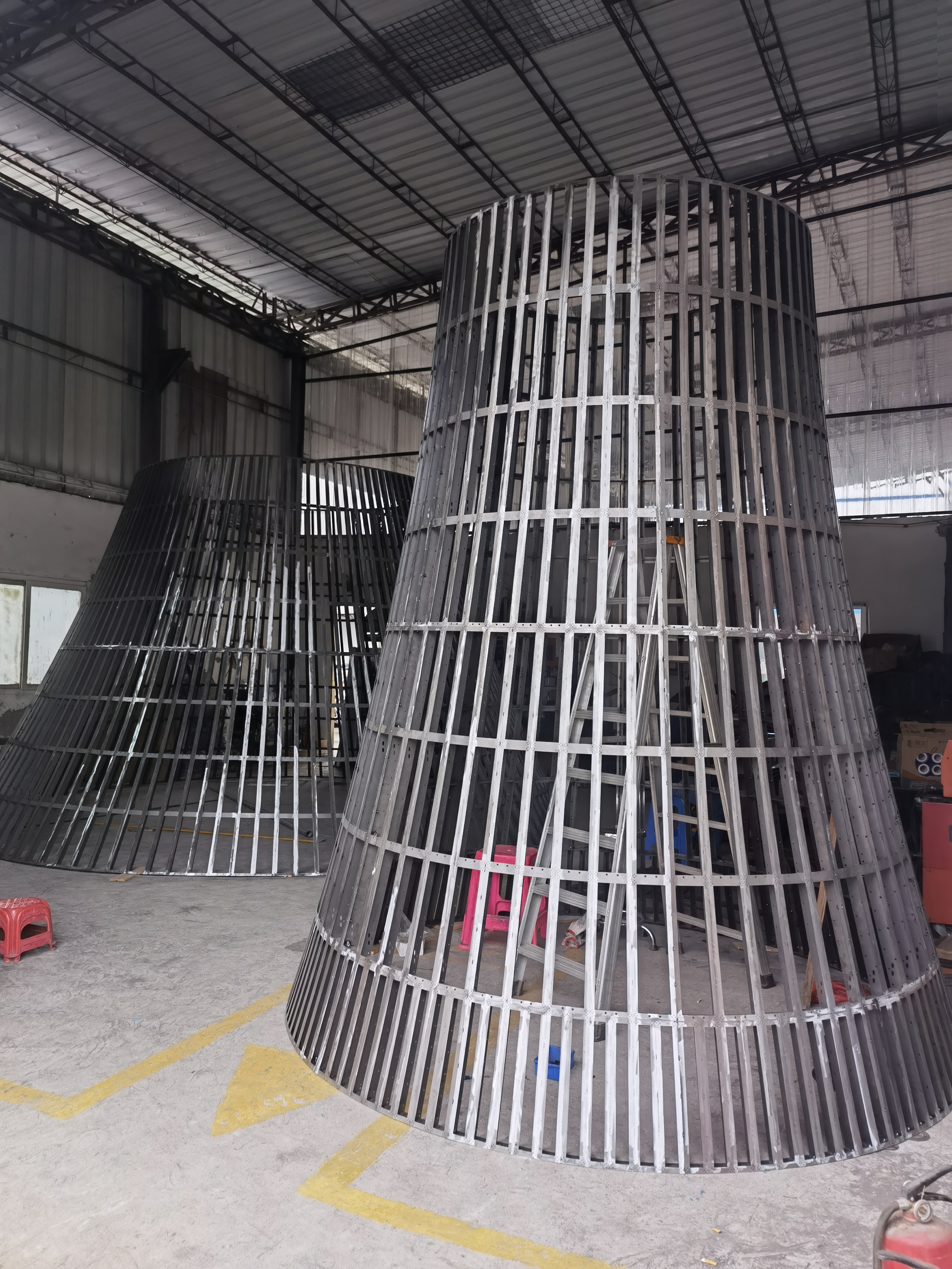 LED喇叭箱体产品展示，喇叭形状设计，银色金属外壳，表面有散热孔，LED模组安装位置清晰可见
